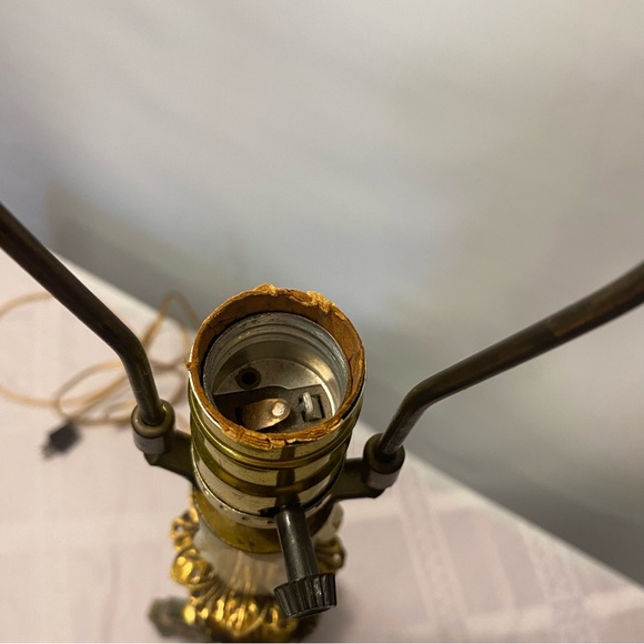 Elegant Gold Table Lamp brass vintage Regency style. No lampshade - Picture 8 of 16